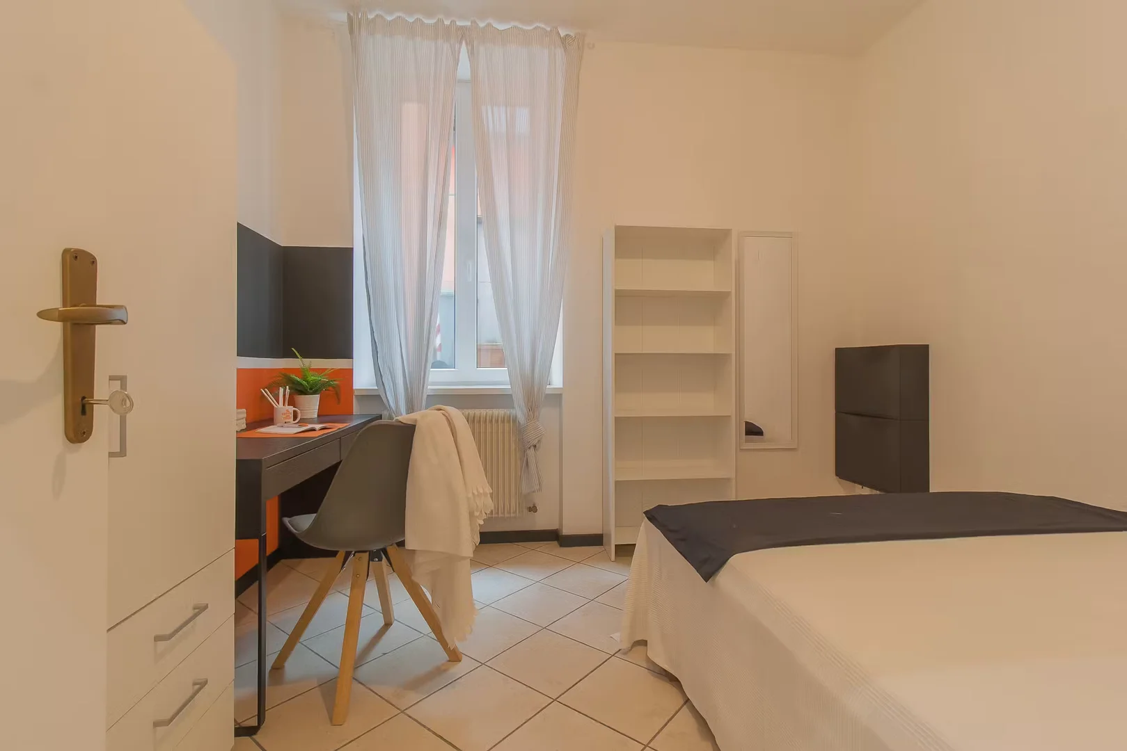 Chambre d'étudiant lumineuse et aérée avec accès facile à l'université dans 