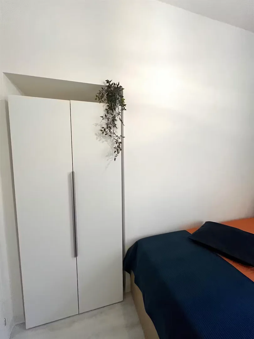 Habitación acogedora para estudiantes disponible en 