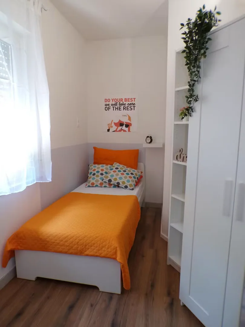 Zimmer in Studentenwohnung in  zu vermieten, voll möbliert