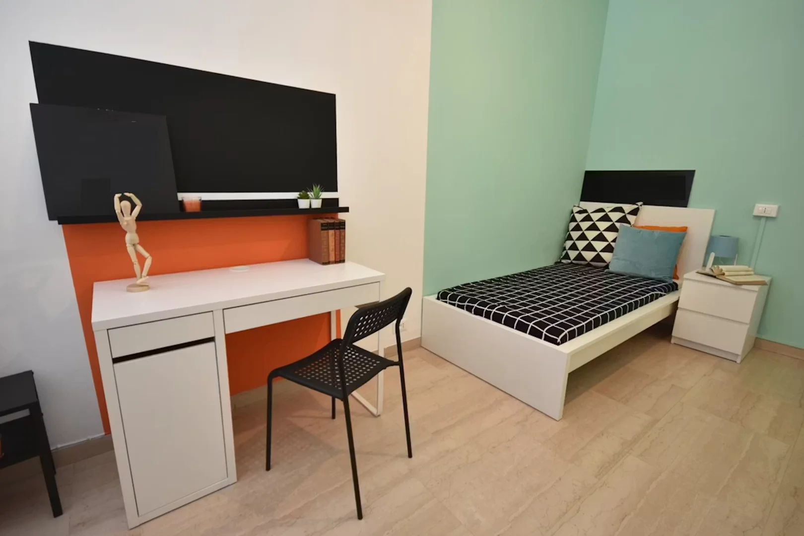 Zimmer in Studentenwohnung in  zu vermieten, voll möbliert