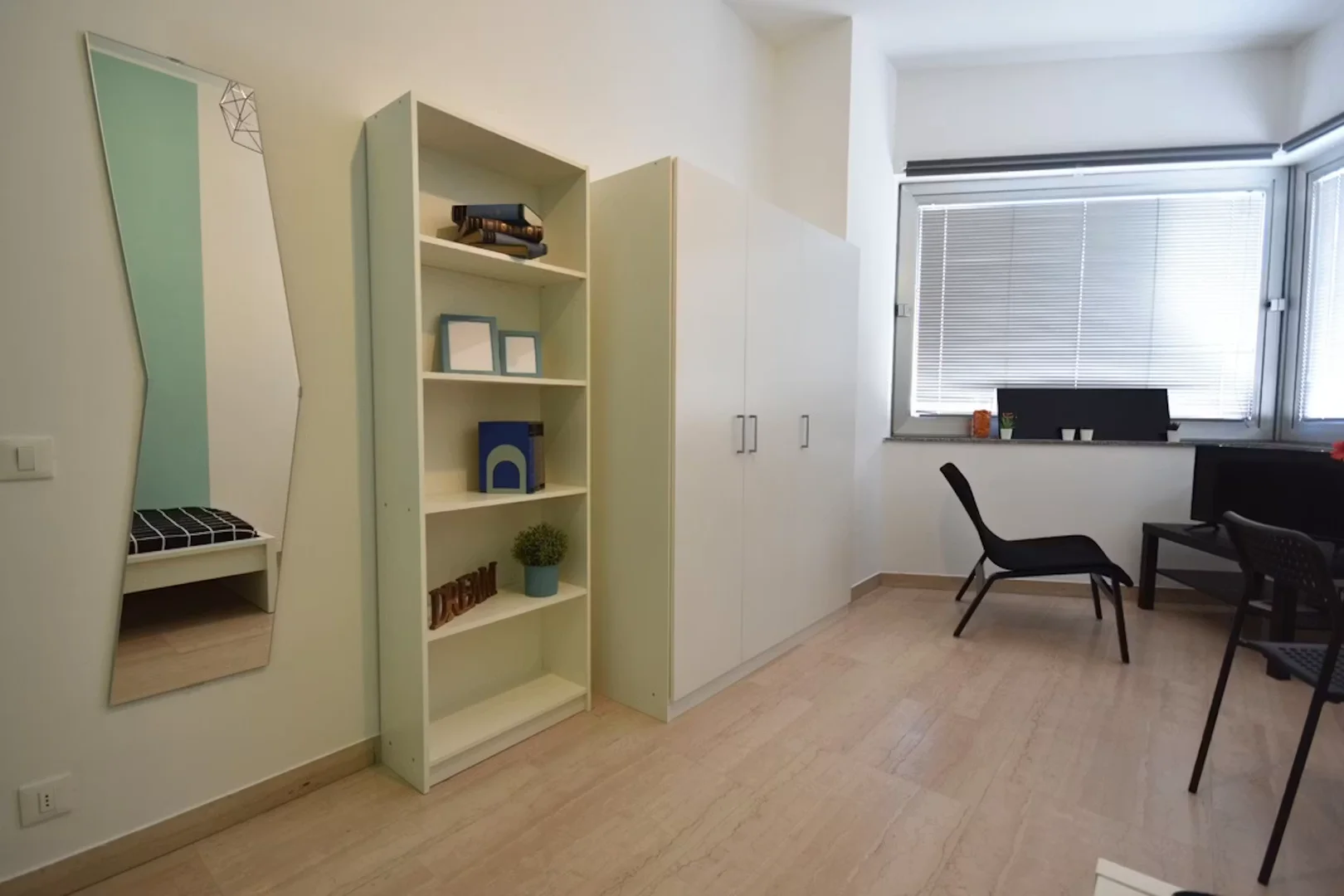 Funktionelles Studentenzimmer perfekt zum Studieren in 