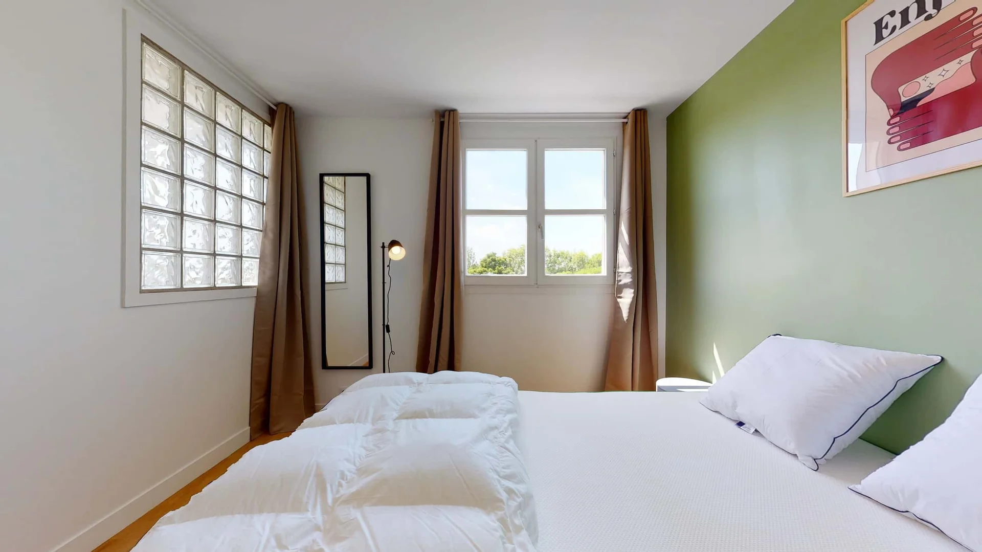 Student-friendly room in  with modern amenities