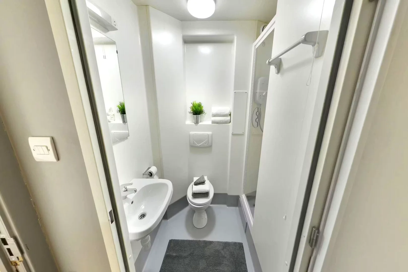 Habitación estudiantil luminosa y aireada con fácil acceso a la universidad en 