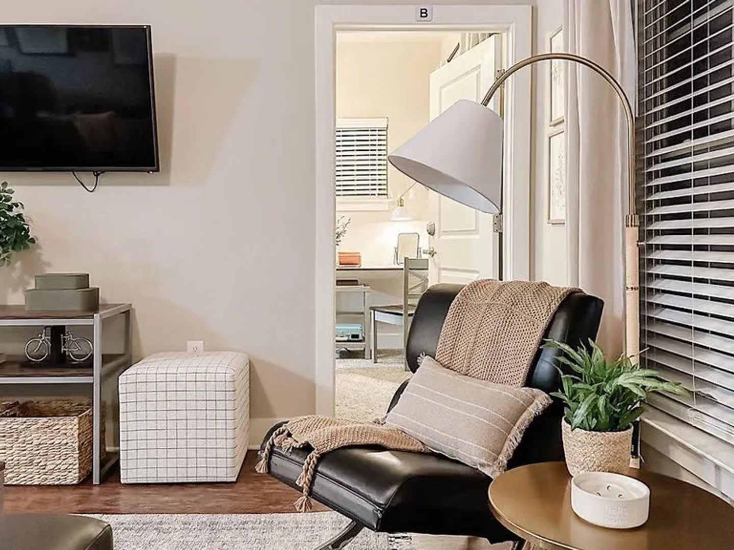Student-friendly room in  with modern amenities