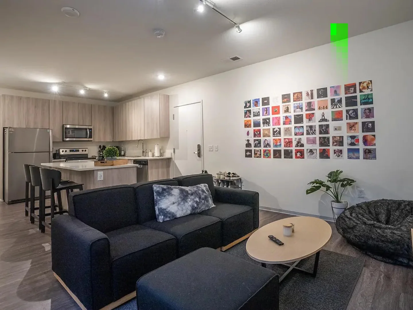Quarto de estudante em com área de estudo e instalações partilhadas