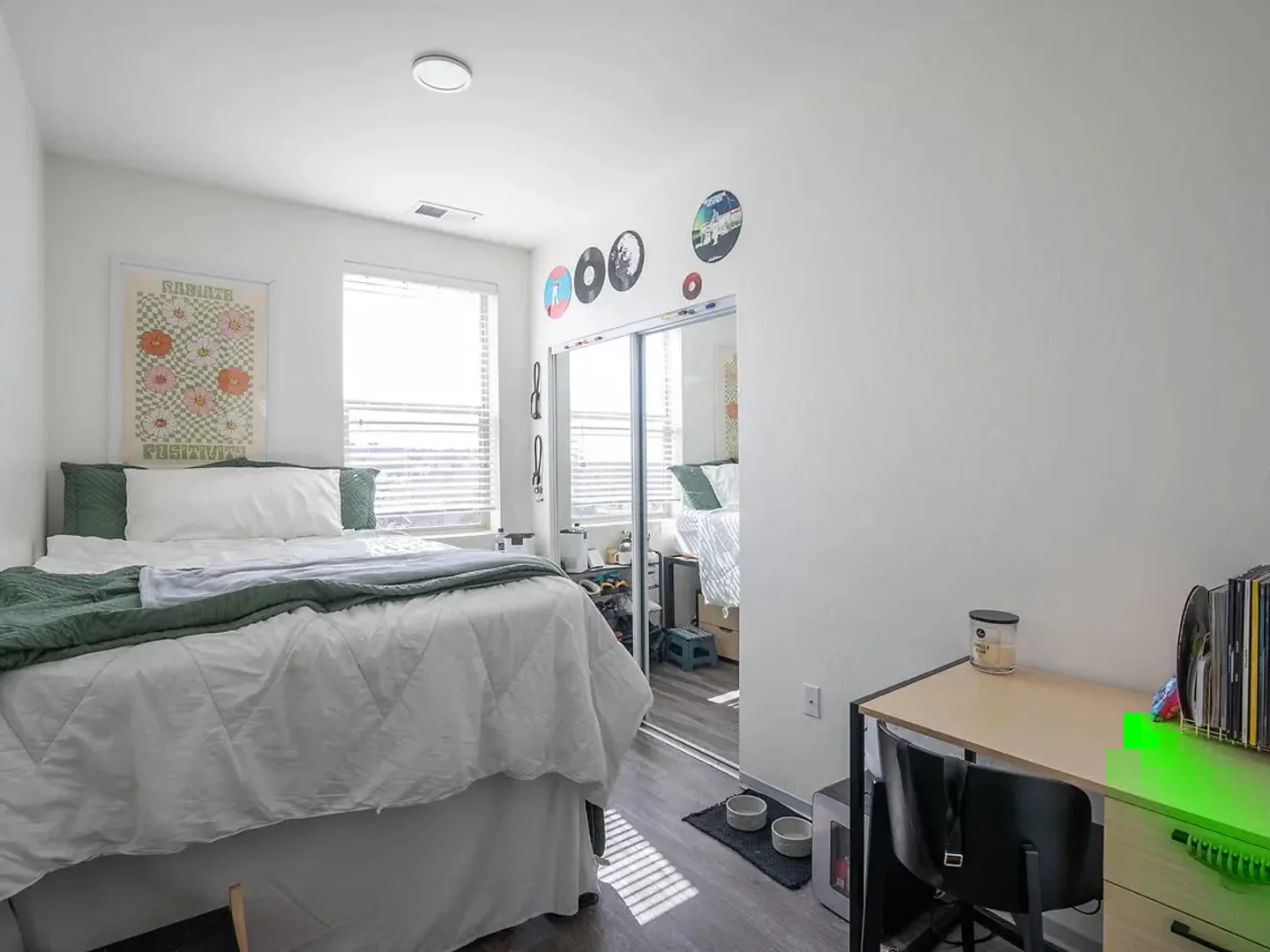 Habitación estudiantil luminosa y aireada con fácil acceso a la universidad en 