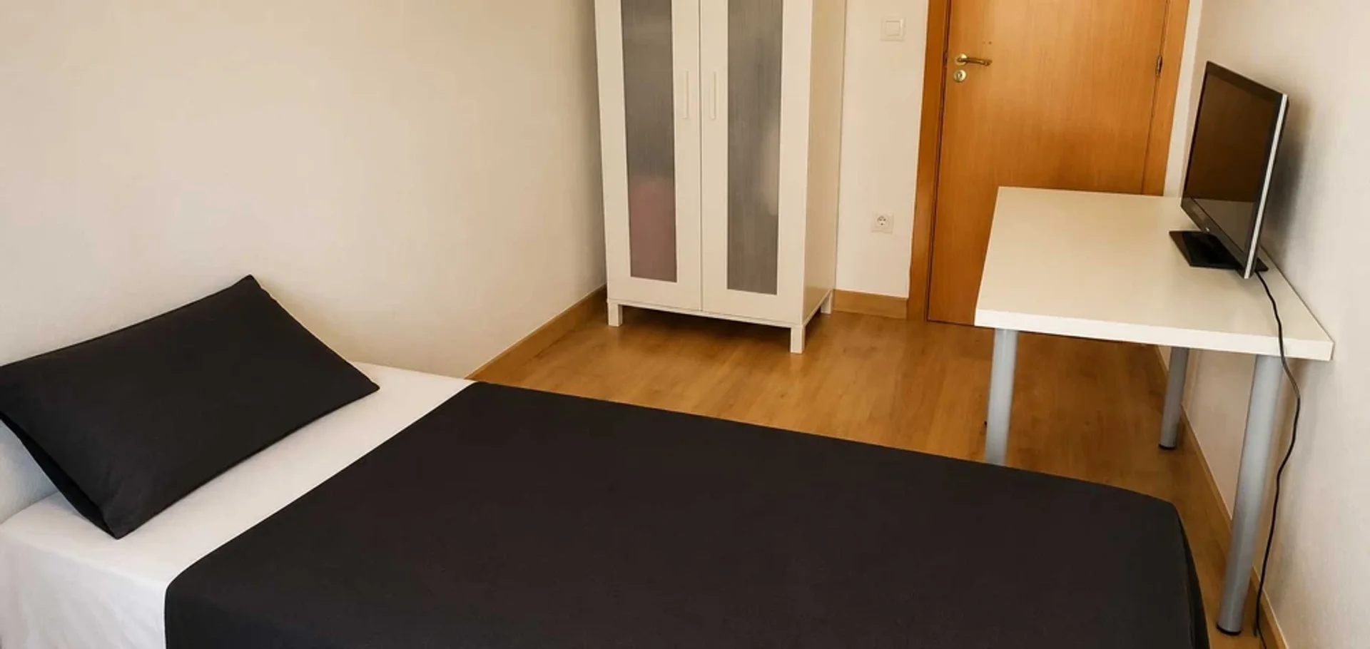 Habitación para estudiantes en  con área de estudio y facilidades compartidas