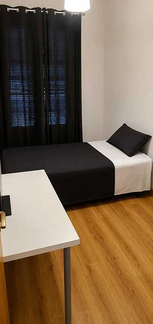 Habitación estudiantil amplia y cómoda en 
