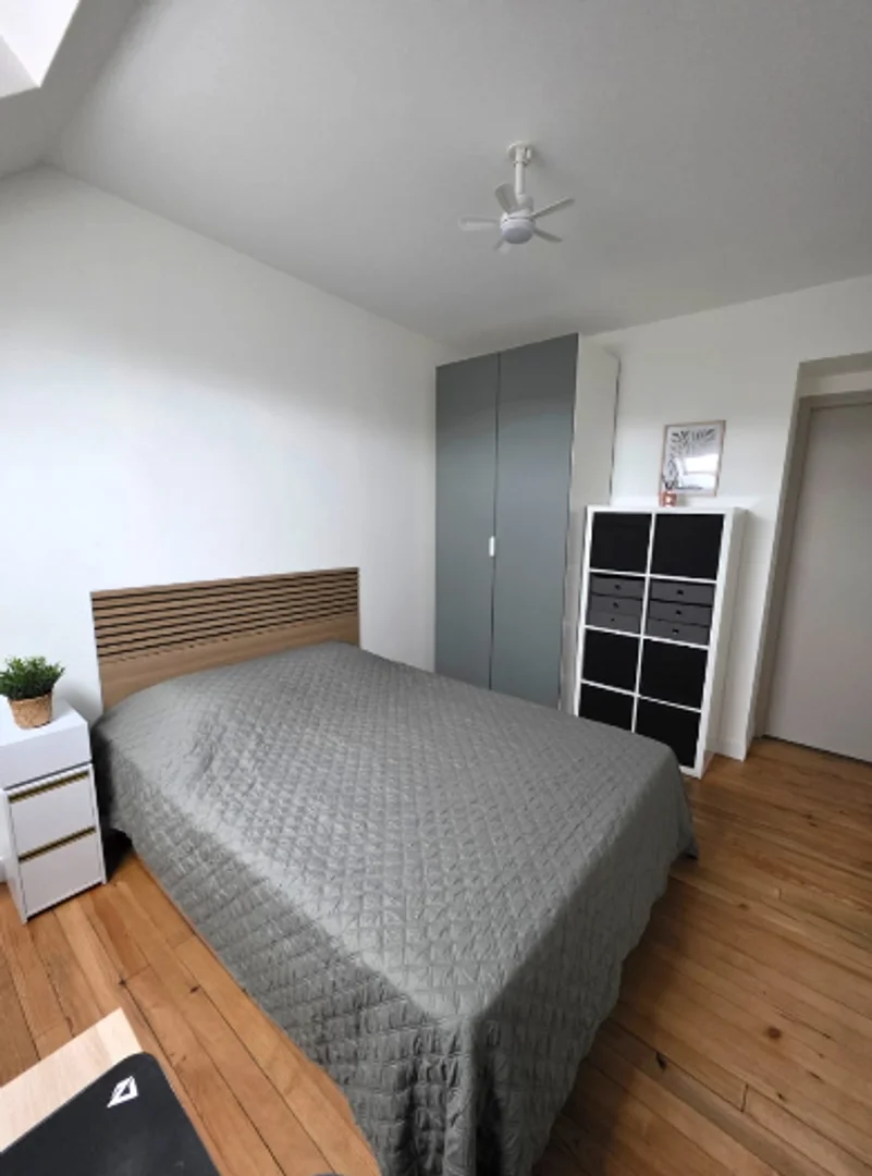 Functional student room perfect for studying in 