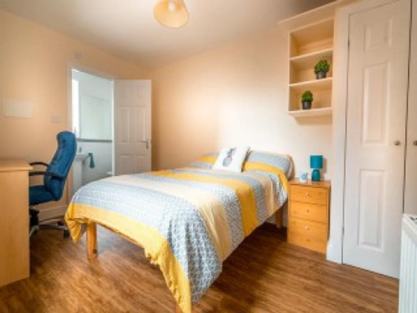 Quarto de estudante económico com localização conveniente em