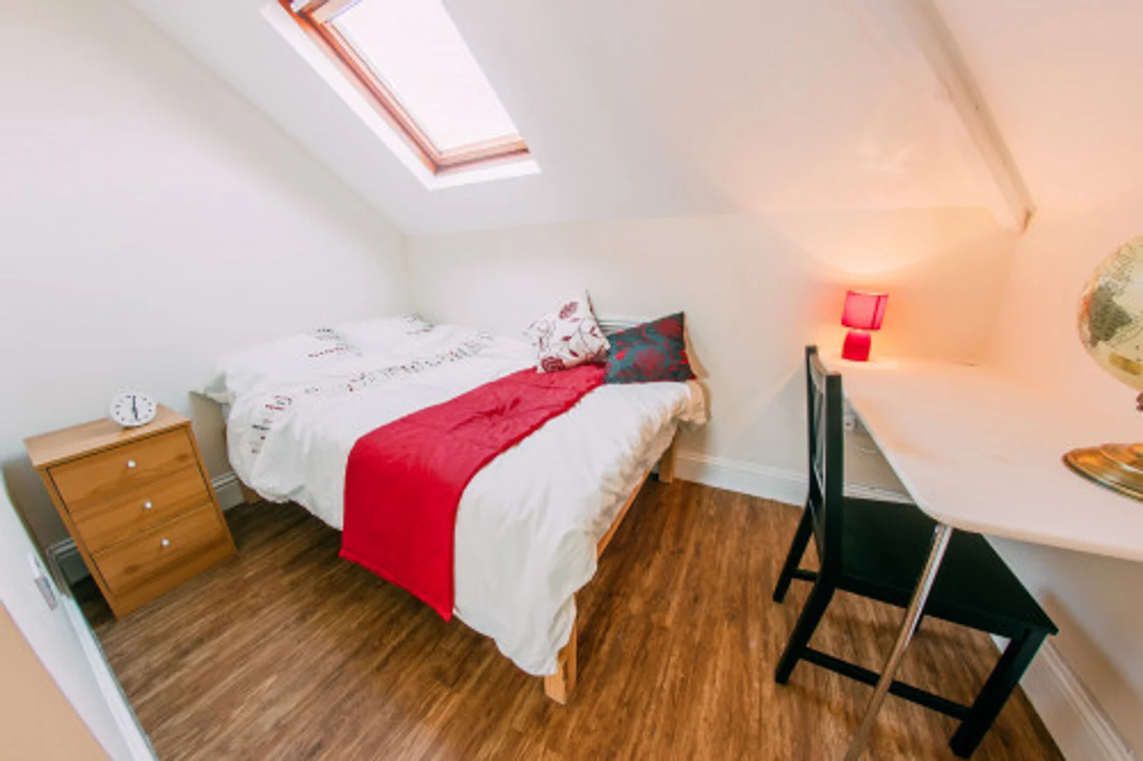 Quarto para alugar em apartamento de estudantes em , totalmente mobilado