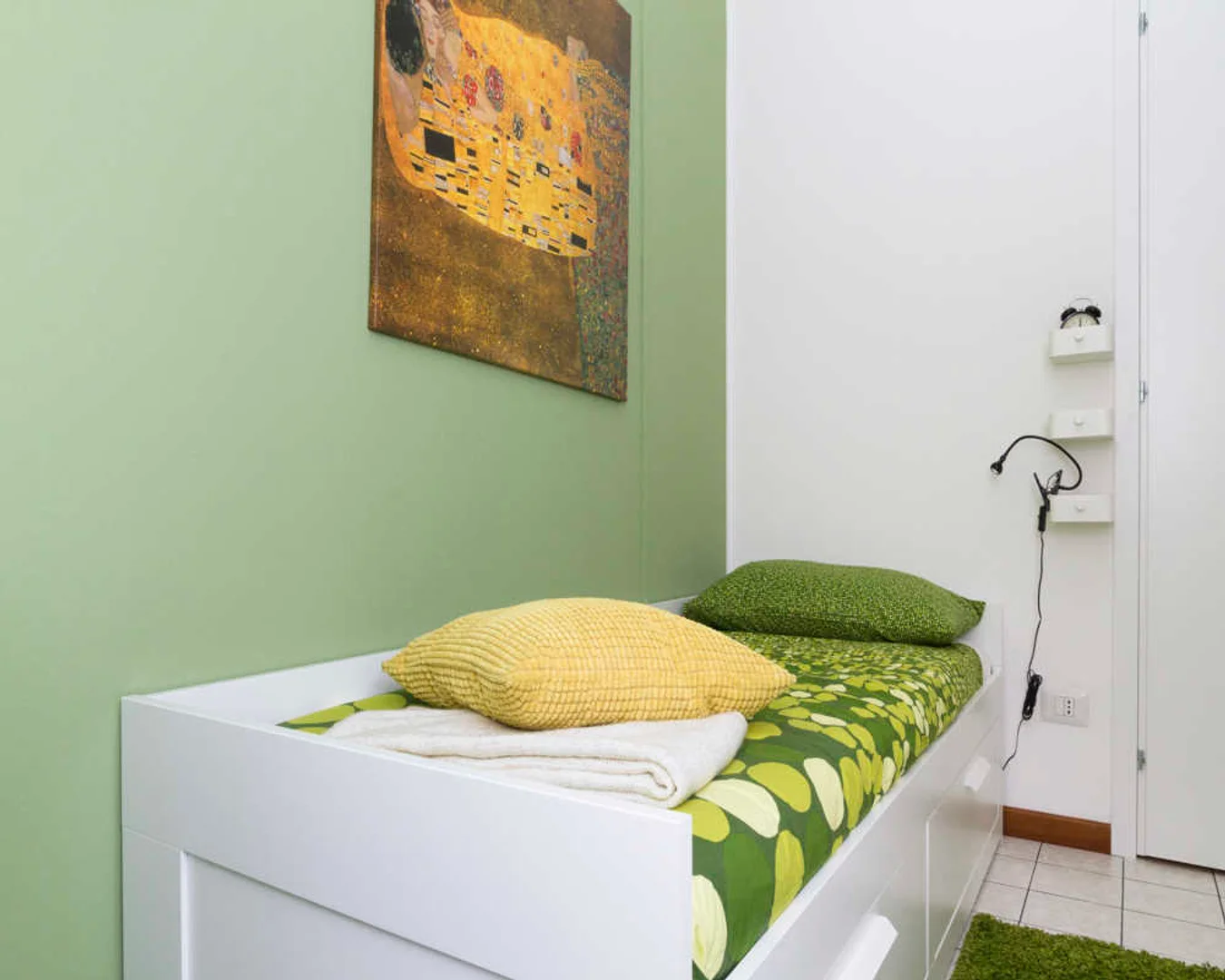 Chambre d'étudiant à  avec espace d'étude et installations communes