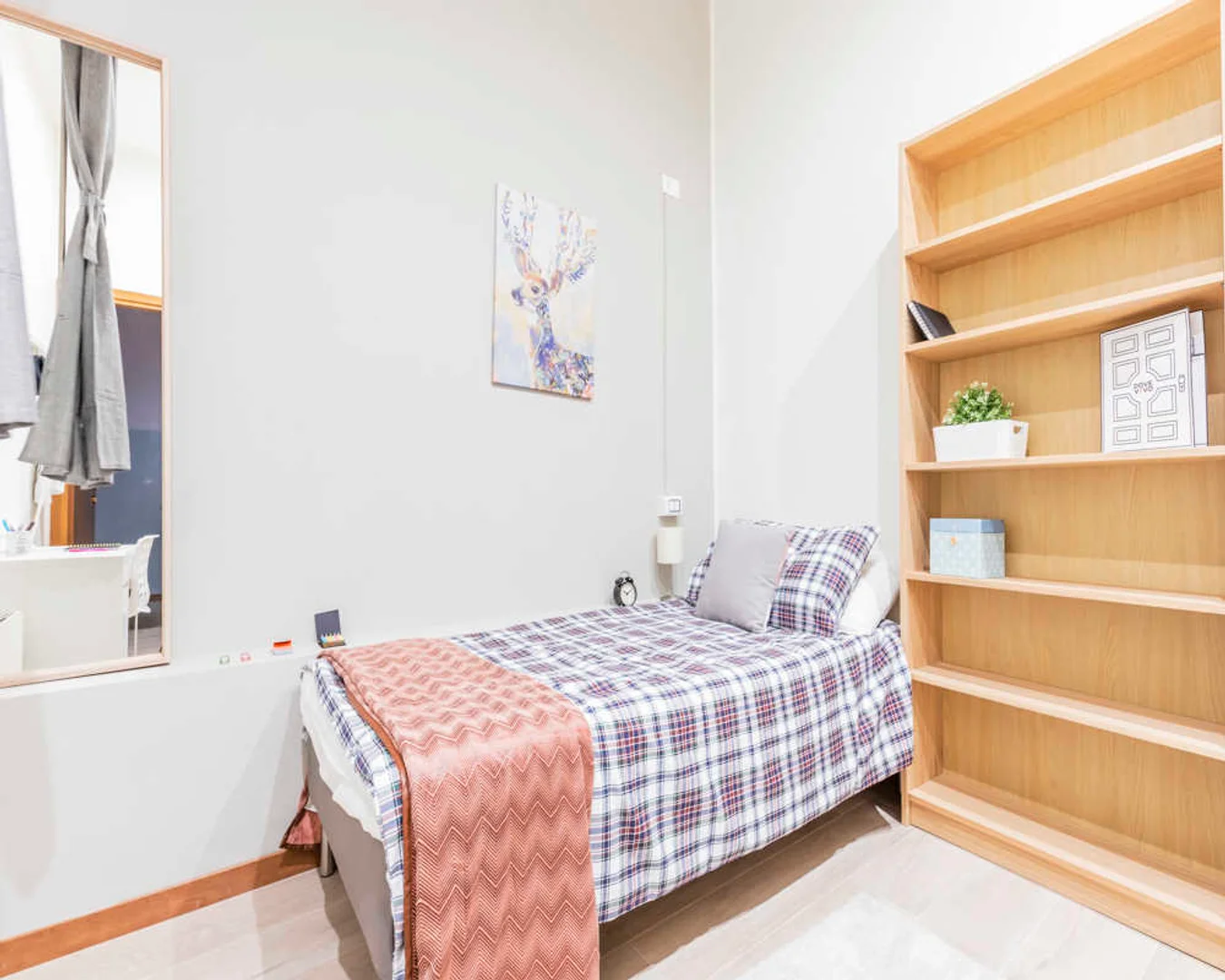Habitación para estudiantes en con área de estudio y facilidades compartidas