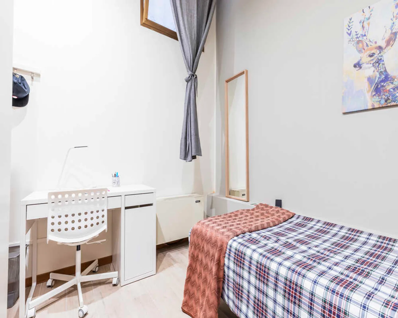 Habitación estudiantil amplia y cómoda en