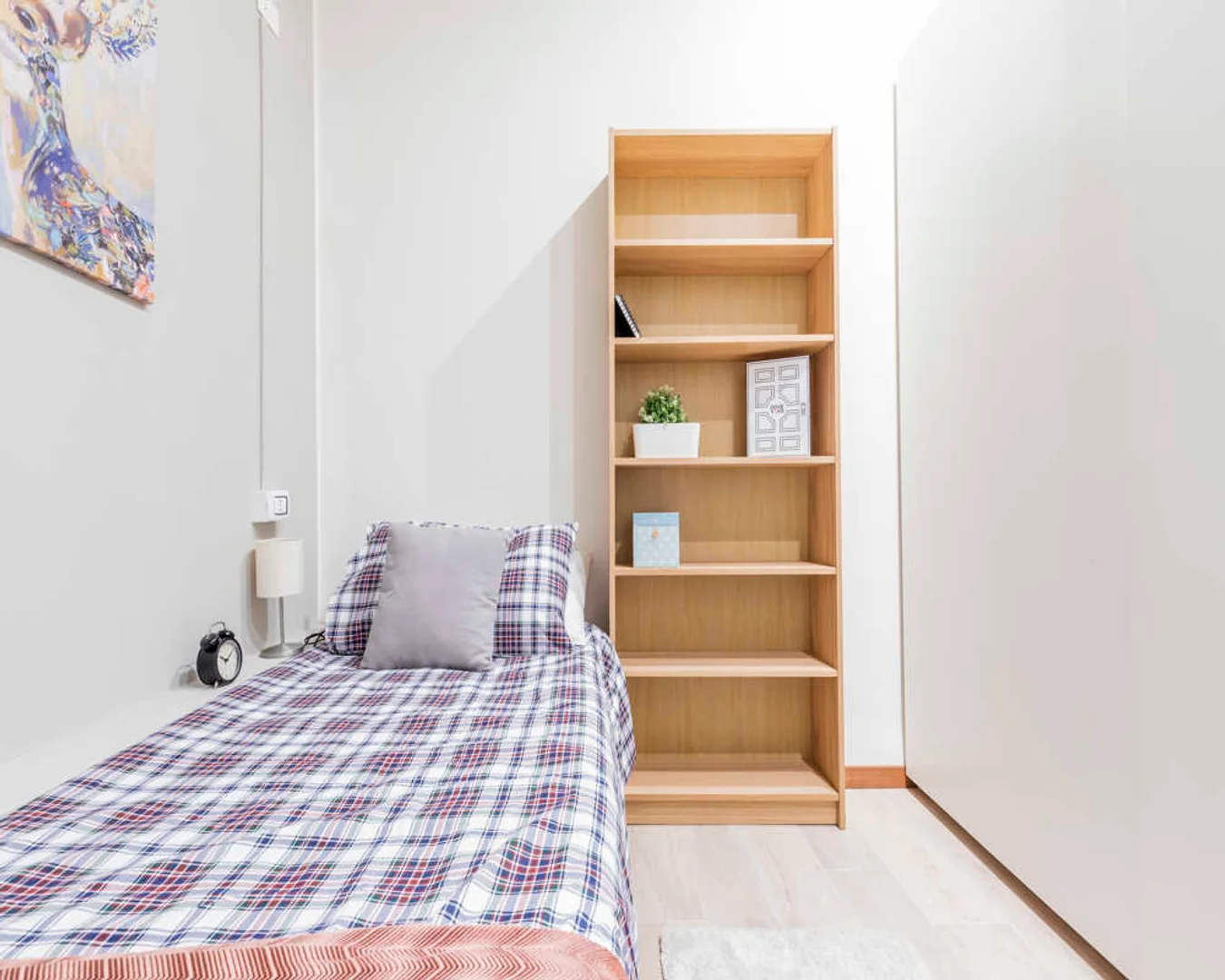Habitación estudiantil funcional perfecta para estudiar en