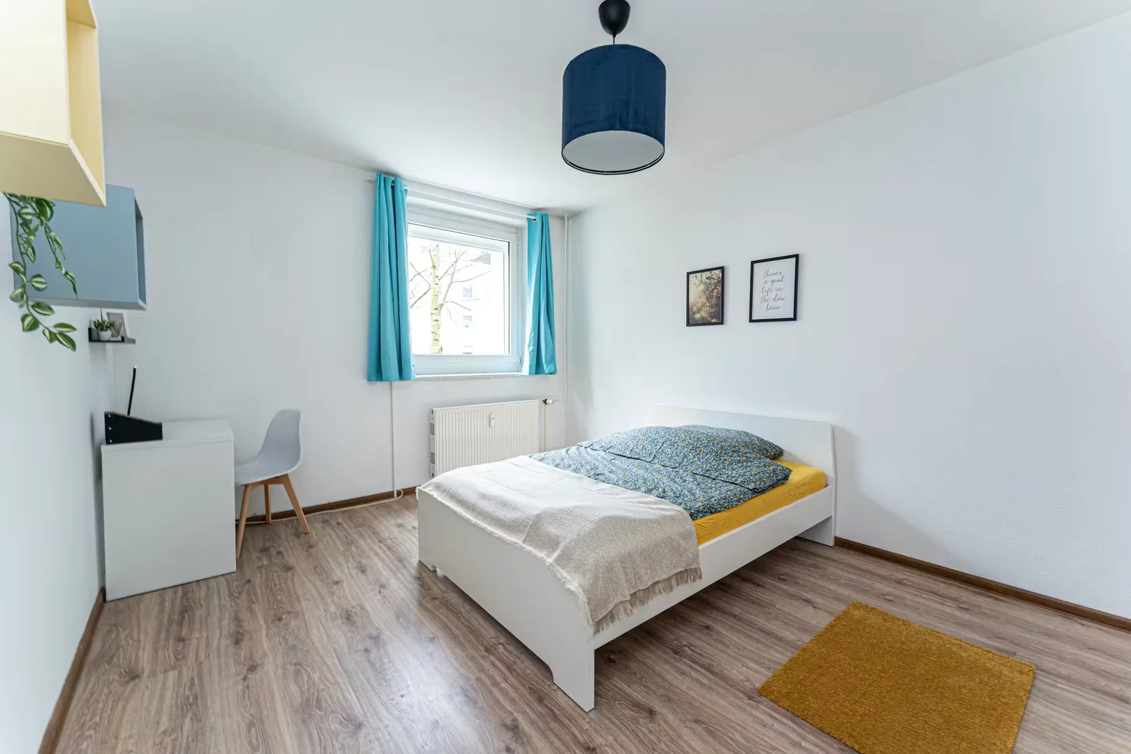Quarto de estudante em  com área de estudo e instalações partilhadas