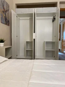 Private room at C. de Francia, 8, 28943 Fuenlabrada, Madrid, Spain, image 5 of 17
