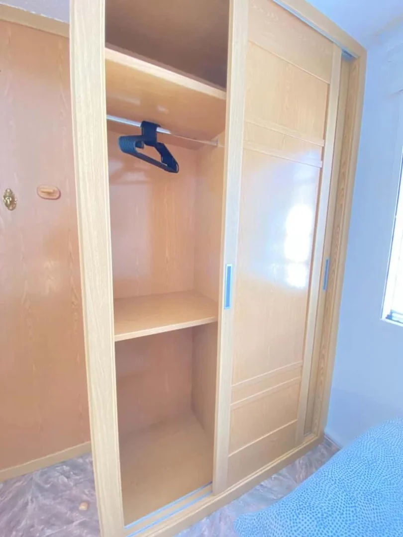 Habitación para estudiantes en con área de estudio y facilidades compartidas