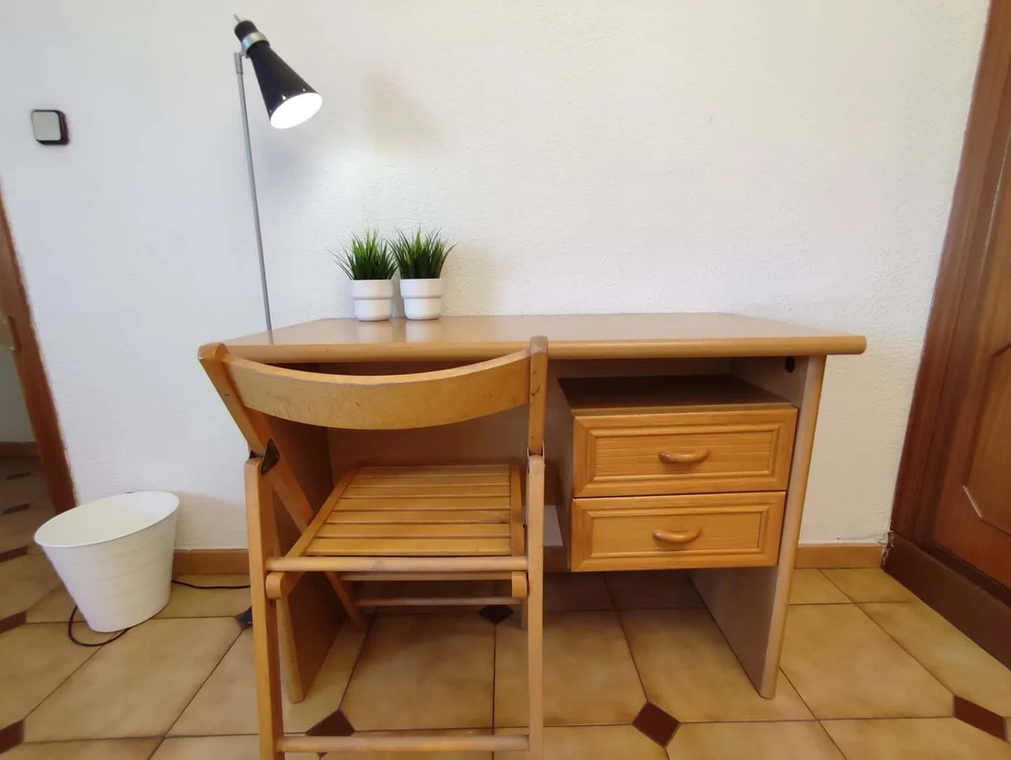 Stanza economica per studenti con ampia illuminazione in 