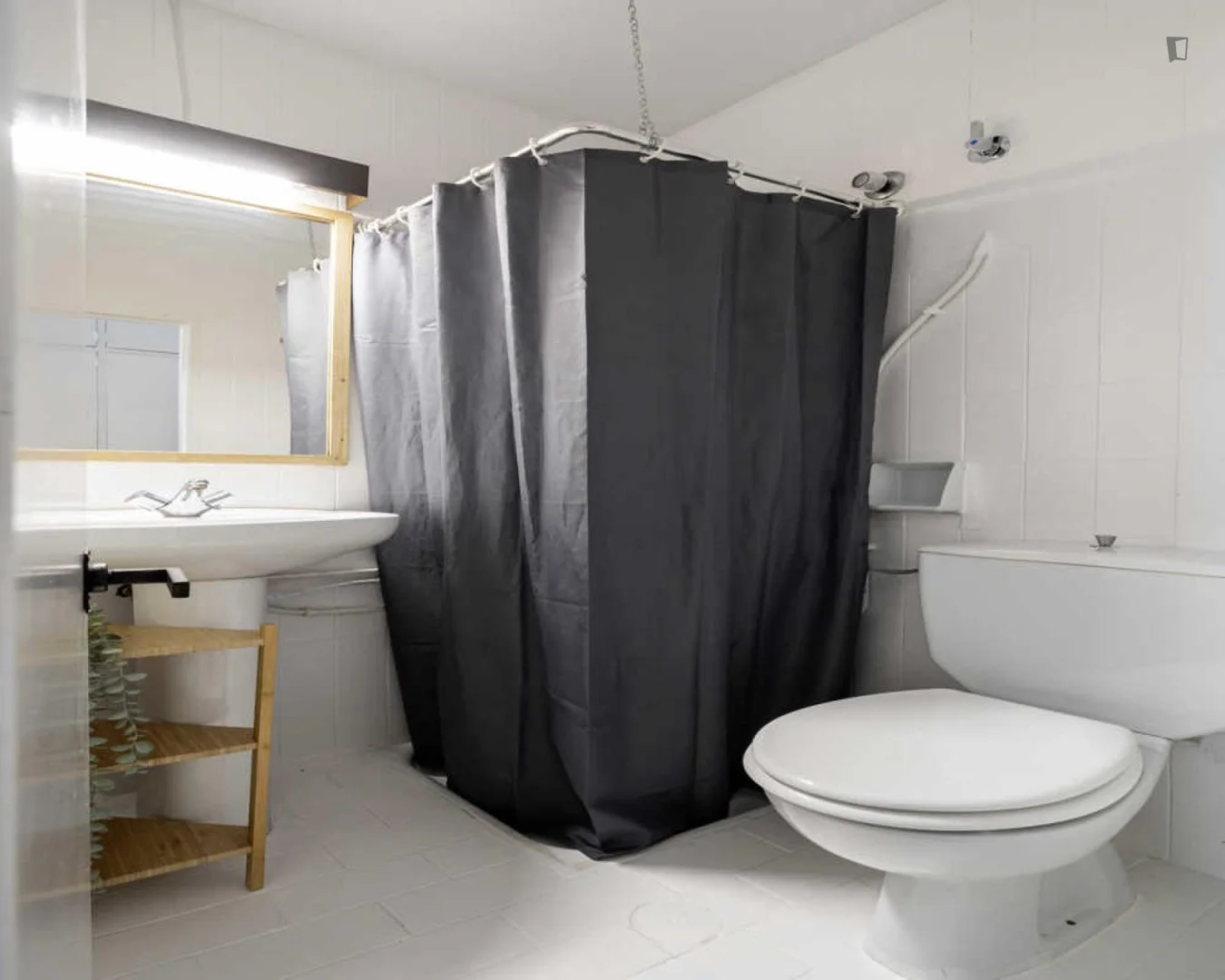 Habitación estudiantil luminosa y aireada con fácil acceso a la universidad en 