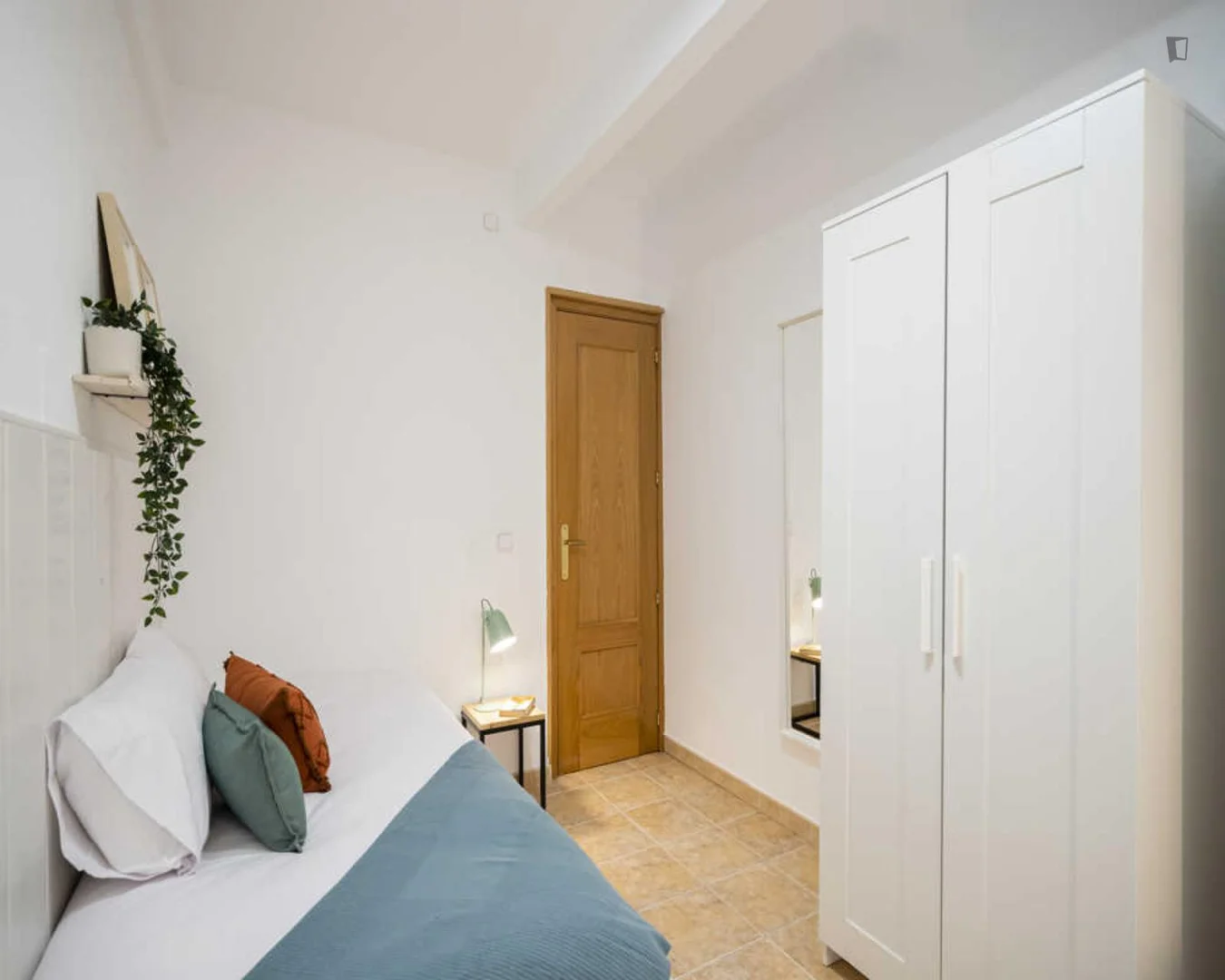 Quarto de estudante económico perto do campus em 