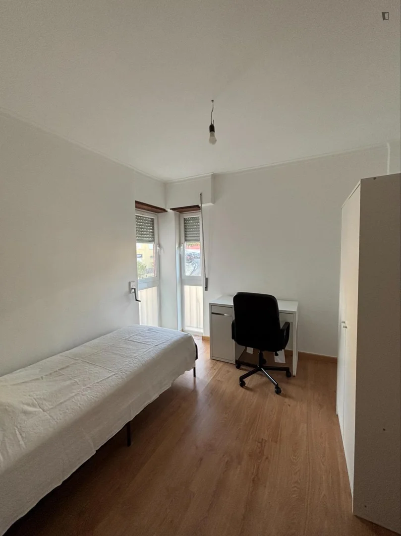 Chambre d'étudiant à  avec espace d'étude et installations communes