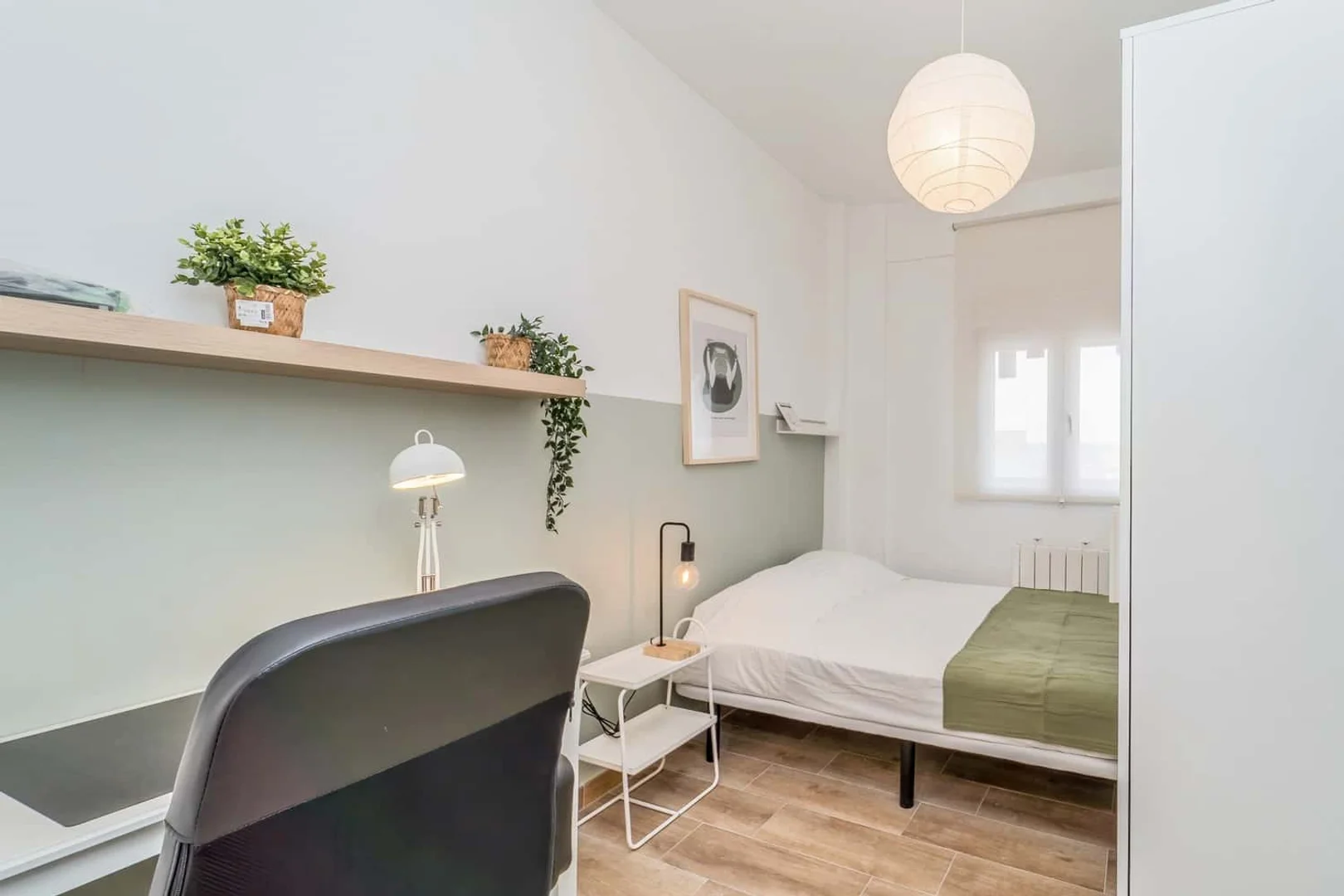 Budget-friendly student room close to campus in 