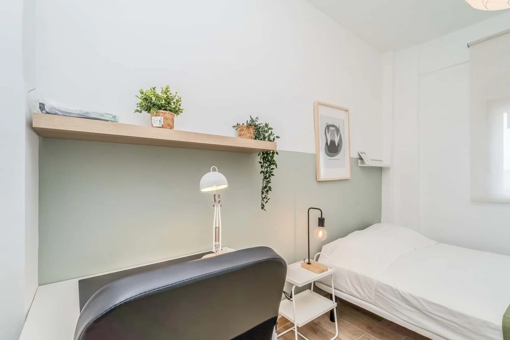 Comfortable and spacious student room in 