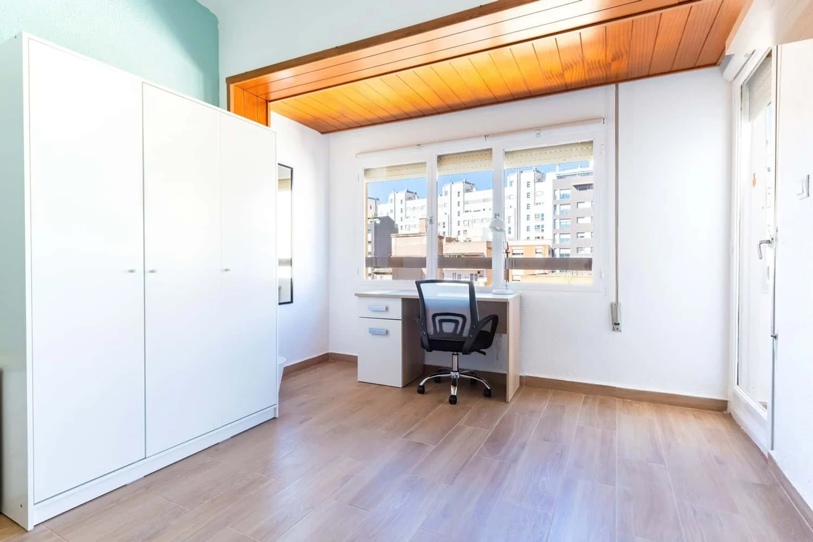 Habitación estudiantil amplia y cómoda en 