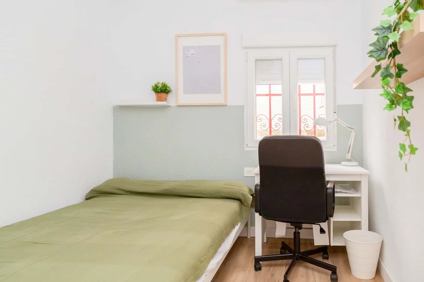 Habitación estudiantil funcional perfecta para estudiar en 