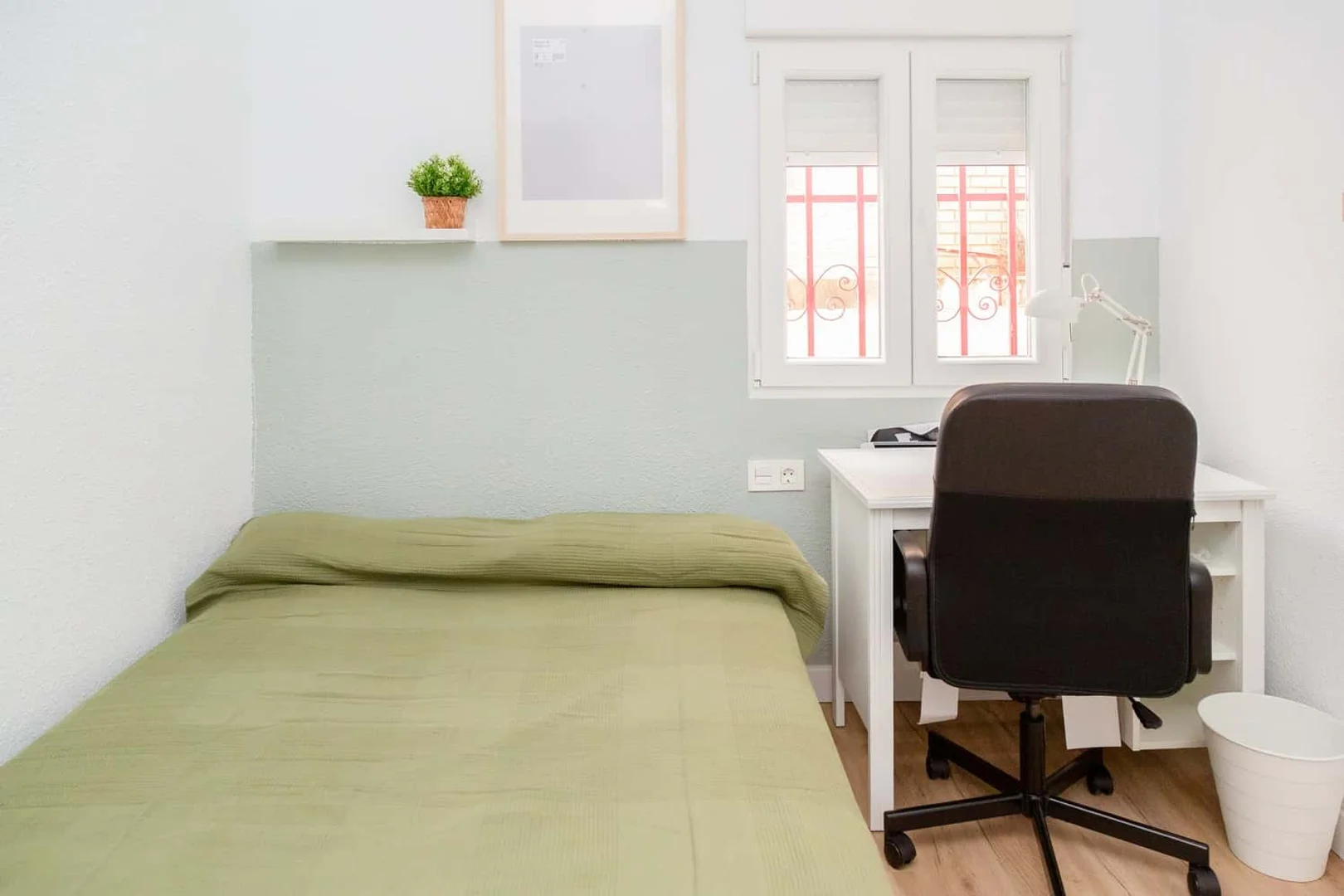 Habitación estudiantil funcional perfecta para estudiar en 