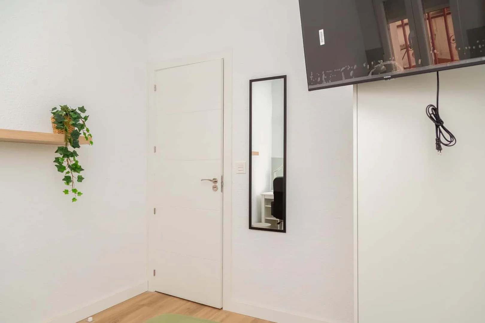 Habitación estudiantil luminosa y aireada con fácil acceso a la universidad en 