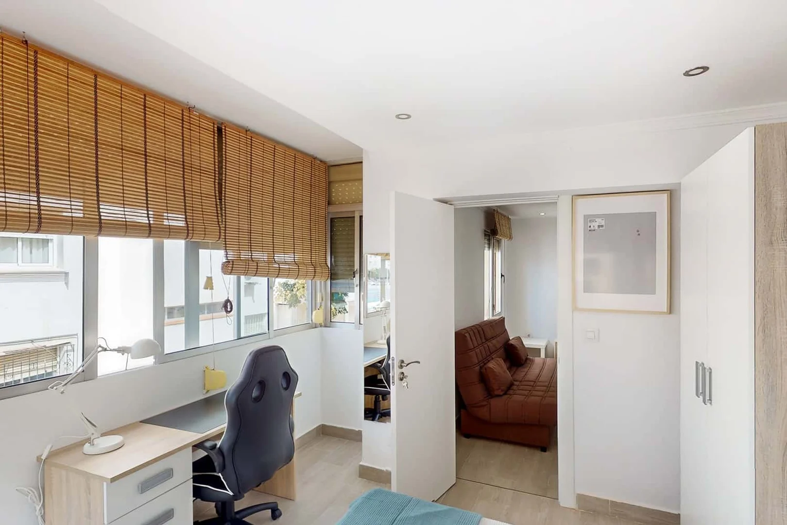 Habitación para estudiantes en con área de estudio y facilidades compartidas