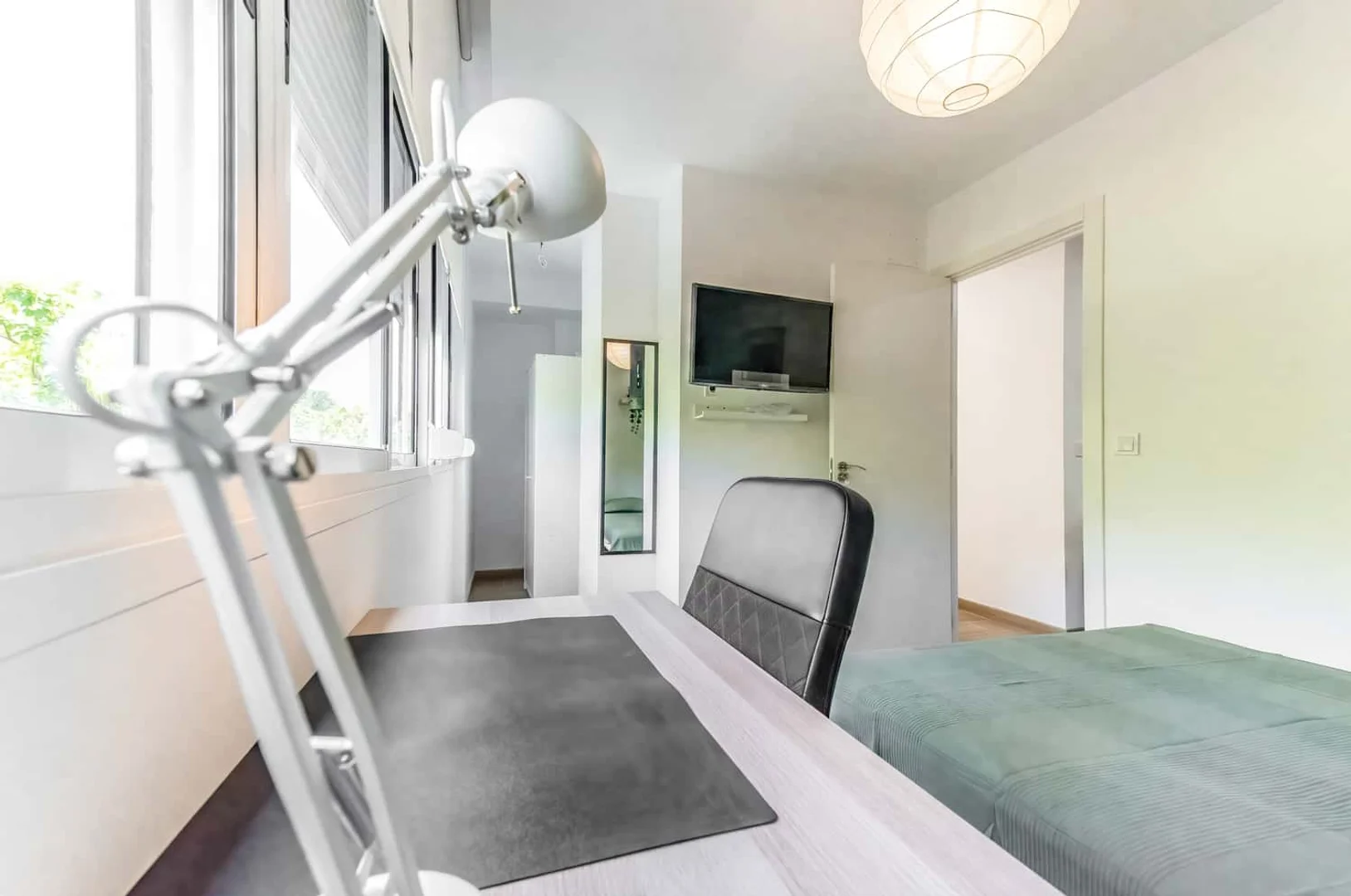 Chambre abordable pour les étudiants avec un bon éclairage dans 