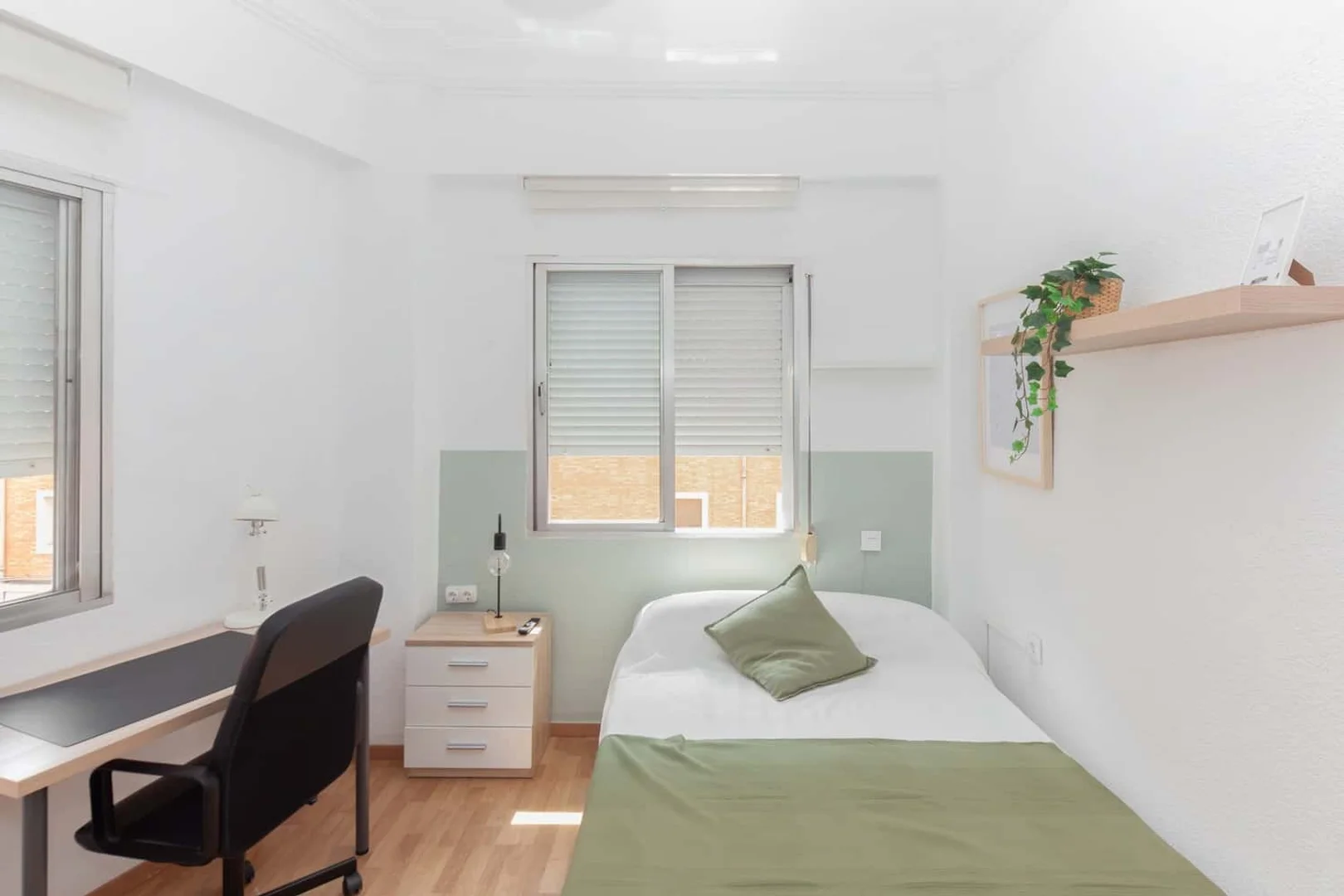 Quarto para alugar em apartamento de estudantes em , totalmente mobilado