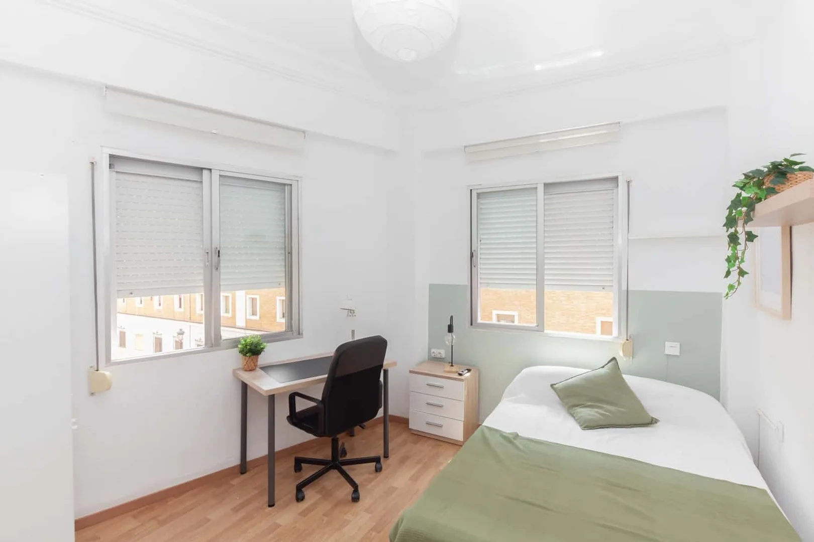 Quarto de estudante em  com área de estudo e instalações partilhadas