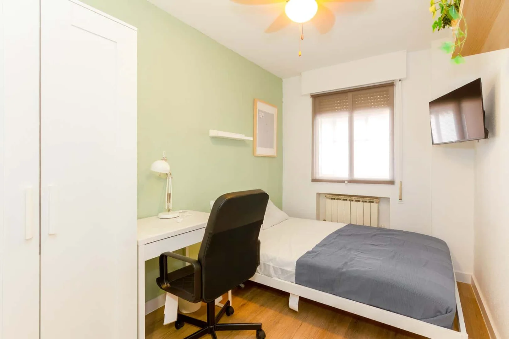 Camera per studenti in  con area studio e servizi in comune
