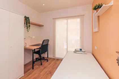 Özel oda konumu Carrer de Santa Teresa, 44, 3º puerta 2, 43201 Reus, Tarragona, Spain, 34 49 görüntüsü