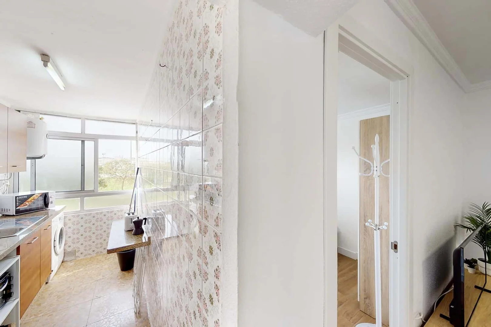 Habitación estudiantil luminosa y aireada con fácil acceso a la universidad en 