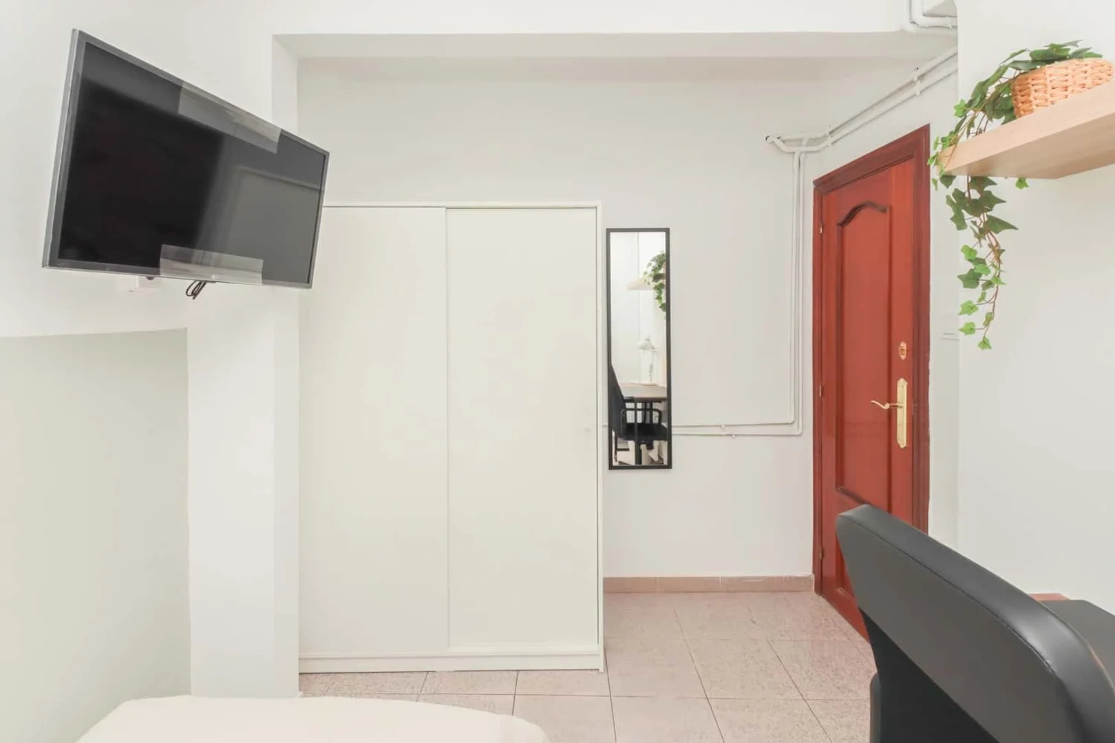 Chambre d'étudiant lumineuse et aérée avec accès facile à l'université dans