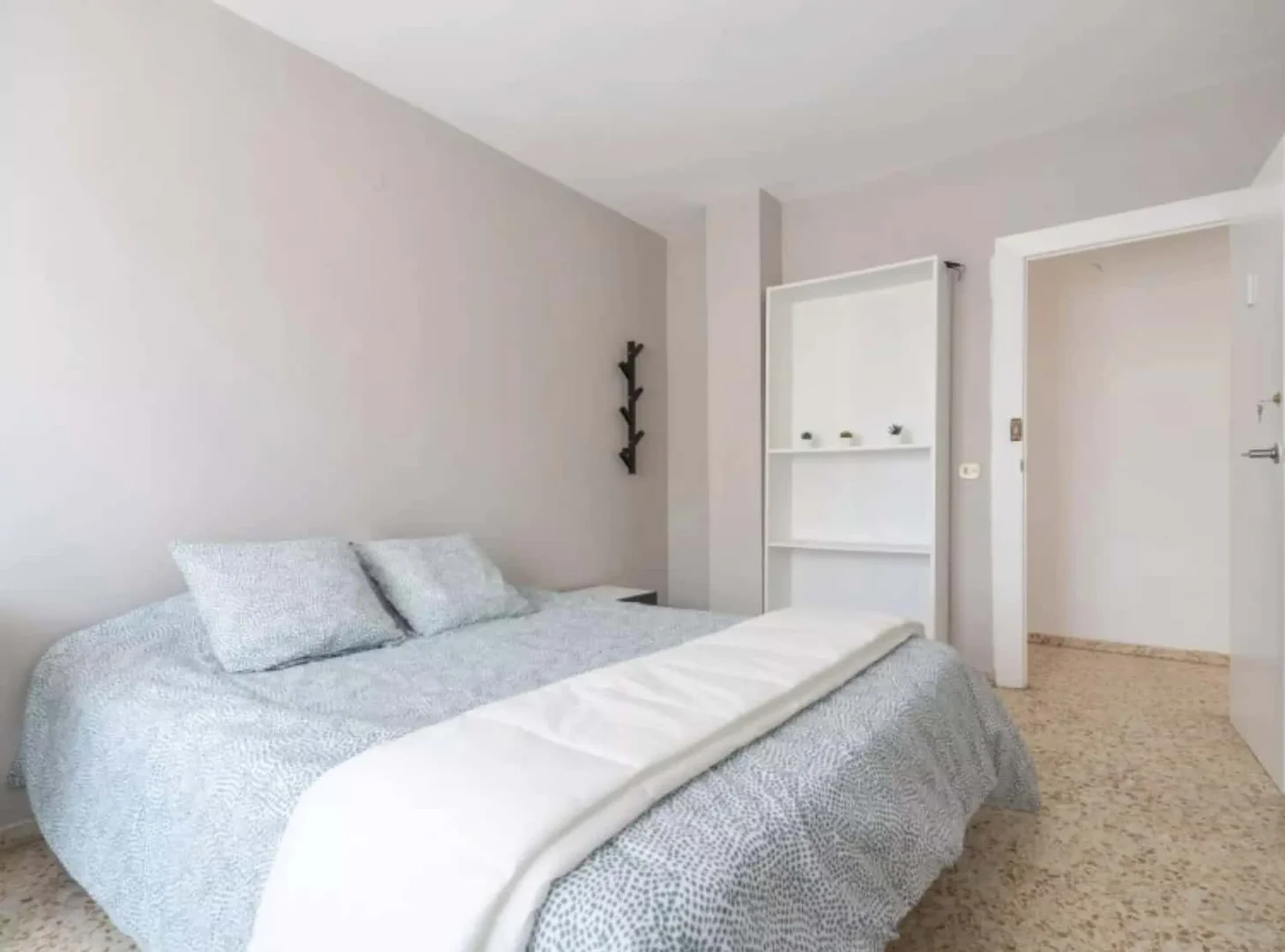 Bright and airy student room with easy university access in 