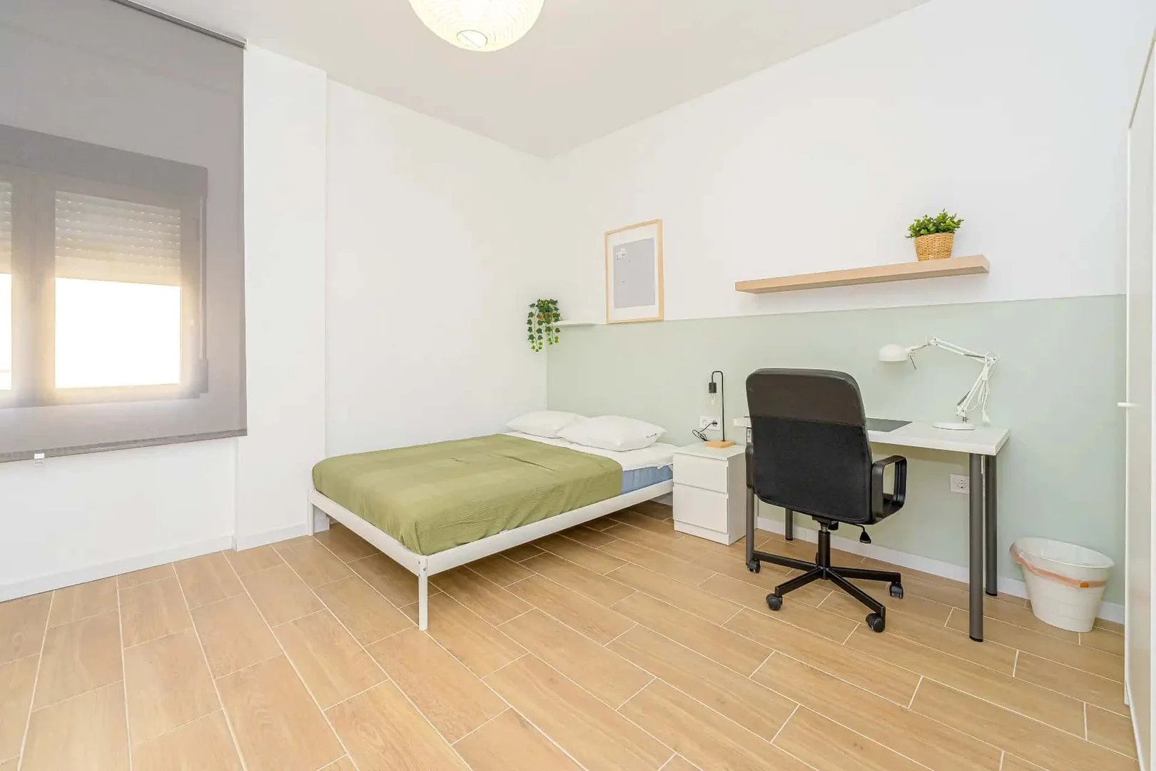 Functional student room perfect for studying in 