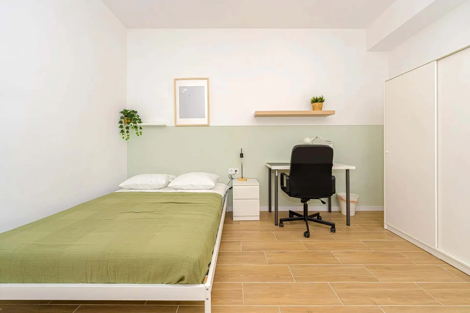 Bright and airy student room with easy university access in 