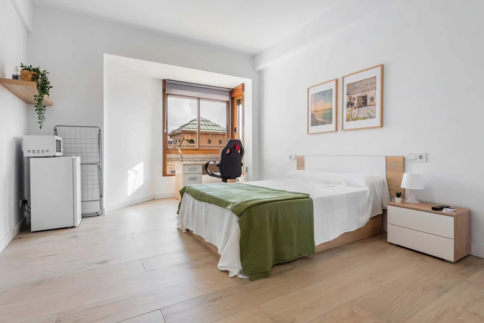 学生公寓房间出租，家具齐全