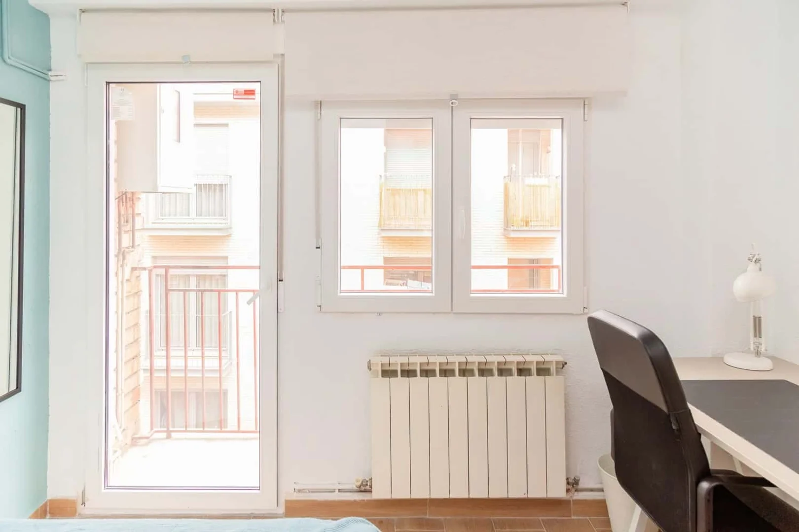 Quarto acessível para estudantes com iluminação ampla em 