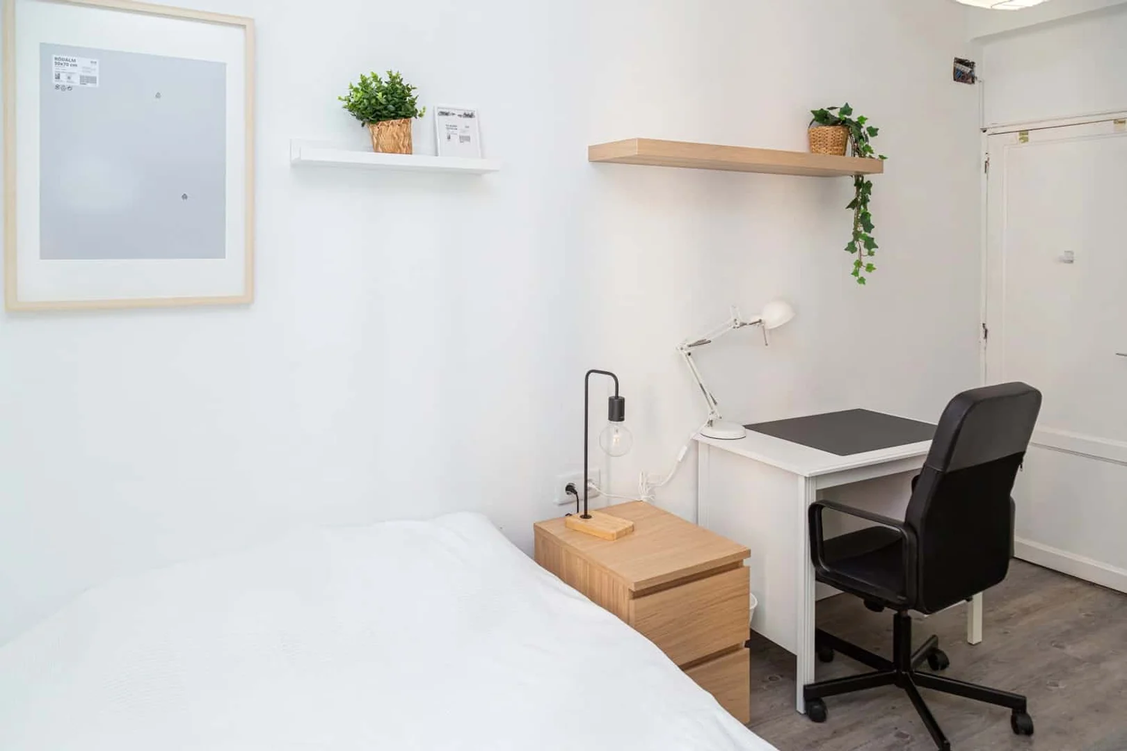 Zimmer in Studentenwohnung in zu vermieten, voll möbliert