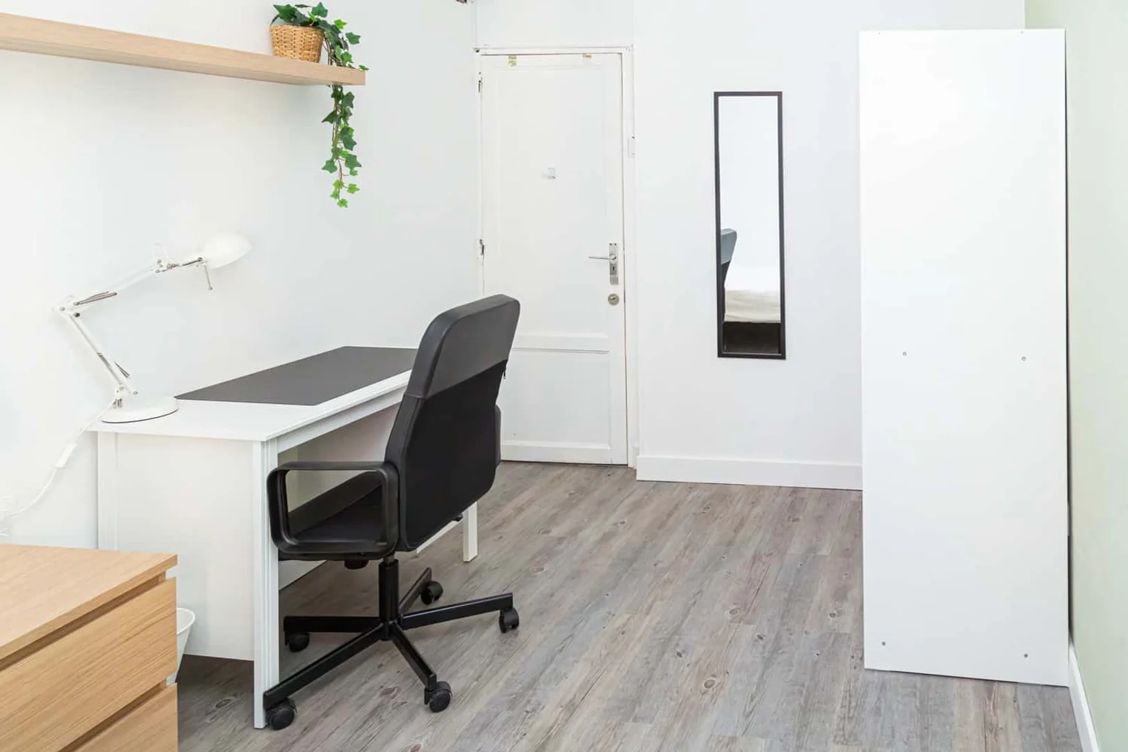 Funktionelles Studentenzimmer perfekt zum Studieren in