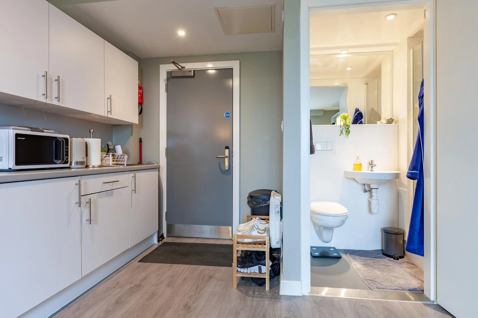 Chambre d'étudiant à avec espace d'étude et installations communes