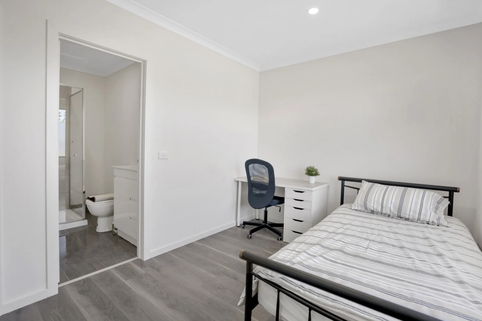 Student-friendly room in with modern amenities
