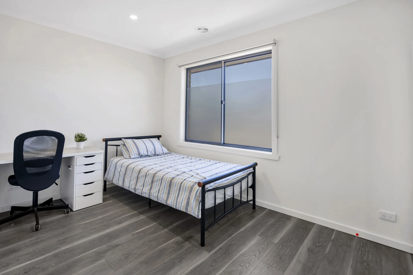 Bright and airy student room with easy university access in
